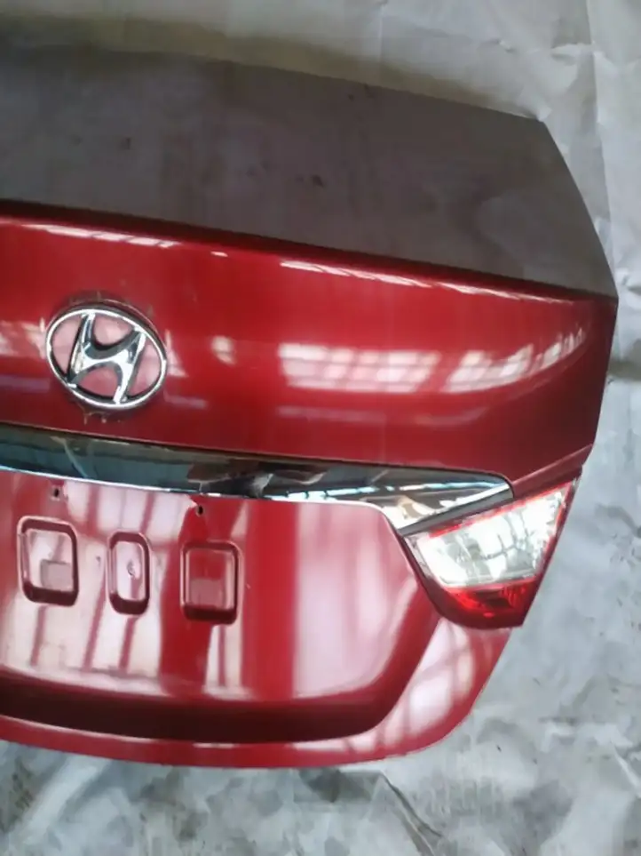 Hyundai Sonata (2010 - 2015) raudonas Крышка багажника — фото 3