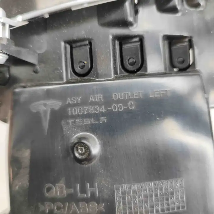 Tesla Model X (2015 - 2021) 100783400C Воздушная решетка панели — фото 6