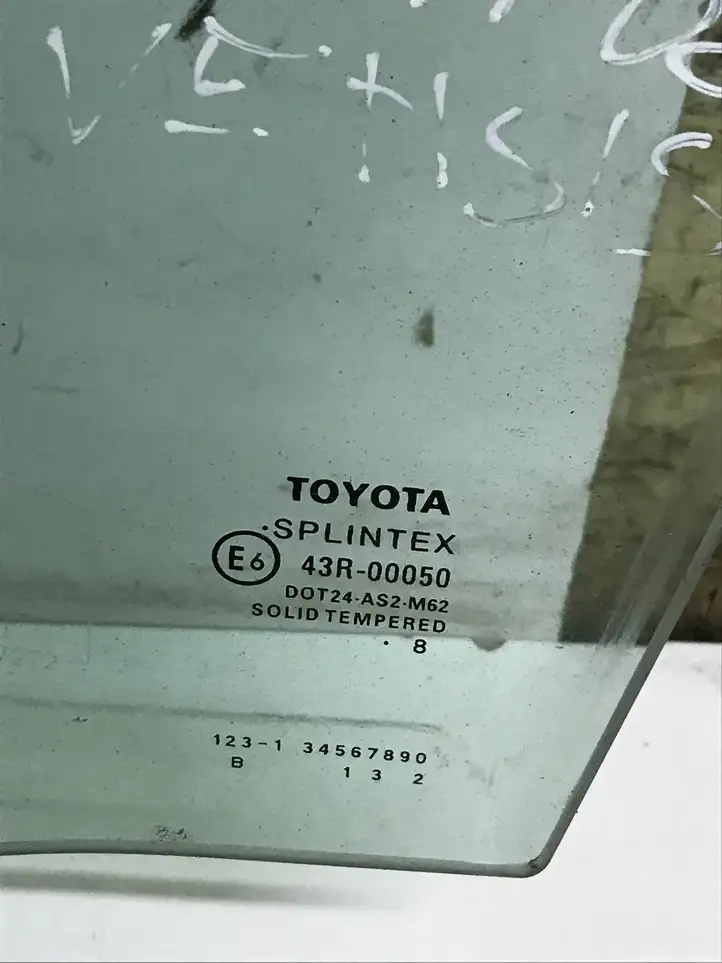 Toyota Avensis T220 (2000 - 2003) 43R00050 Стекло передней двери — фото 2