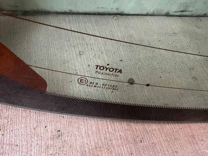 Toyota Yaris (2005 - 2009) Заднее стекло — фото 3