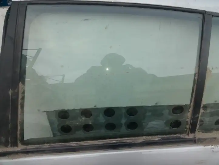 Nissan Almera N16 (2000 - 2010) Стекло задней двери — фото 1