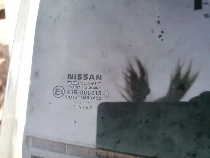 Nissan (2000 - 2006) Стекло задней двери — фото 2