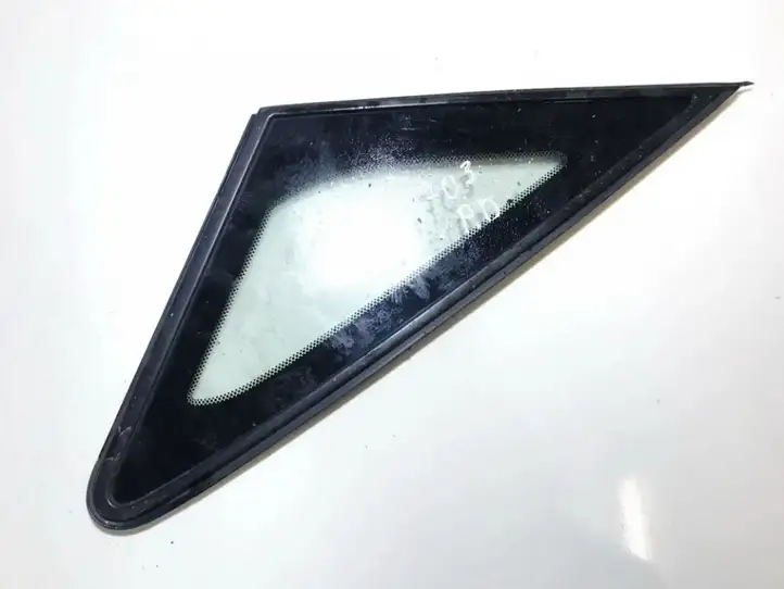 Toyota Avensis Verso (2001 - 2004) Треугольное стекло кузова — фото 1