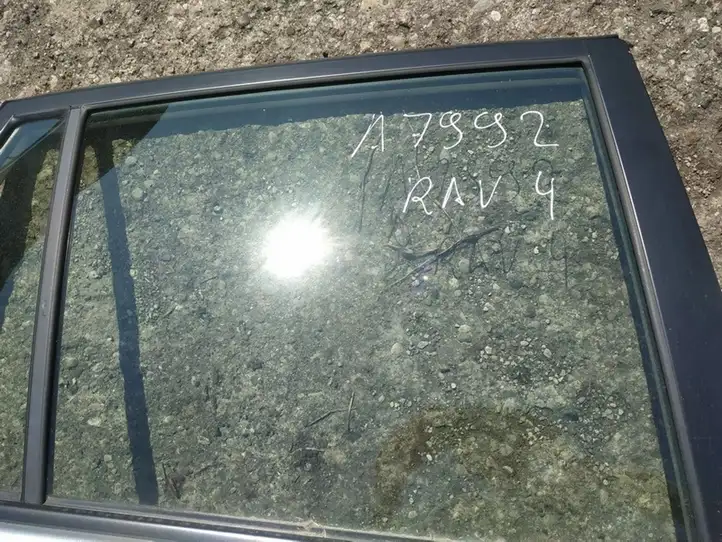 Toyota RAV 4 (XA20) (2000 - 2005) Стекло задней двери — фото 1