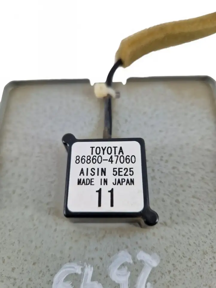 Toyota Prius (NHW20) (2003 - 2009) GPS антенна — фото 2
