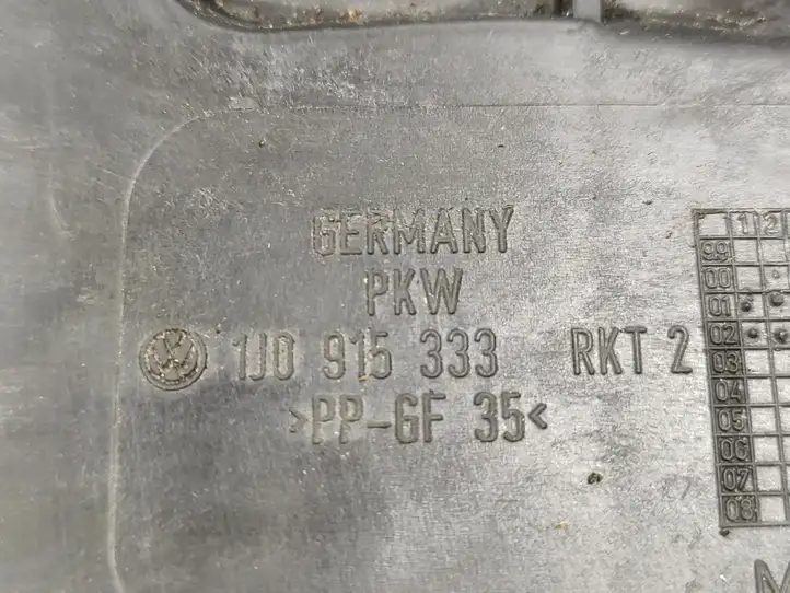 Volkswagen Golf IV (1998 - 2005) 1J0915333 Площадка аккумулятора — фото 4