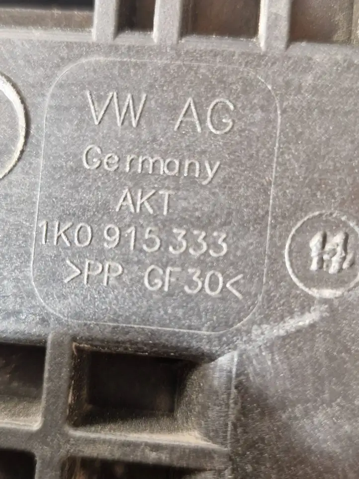 Audi A3/S3 8P (2004 - 2008) 1K0915333 Площадка аккумулятора — фото 3