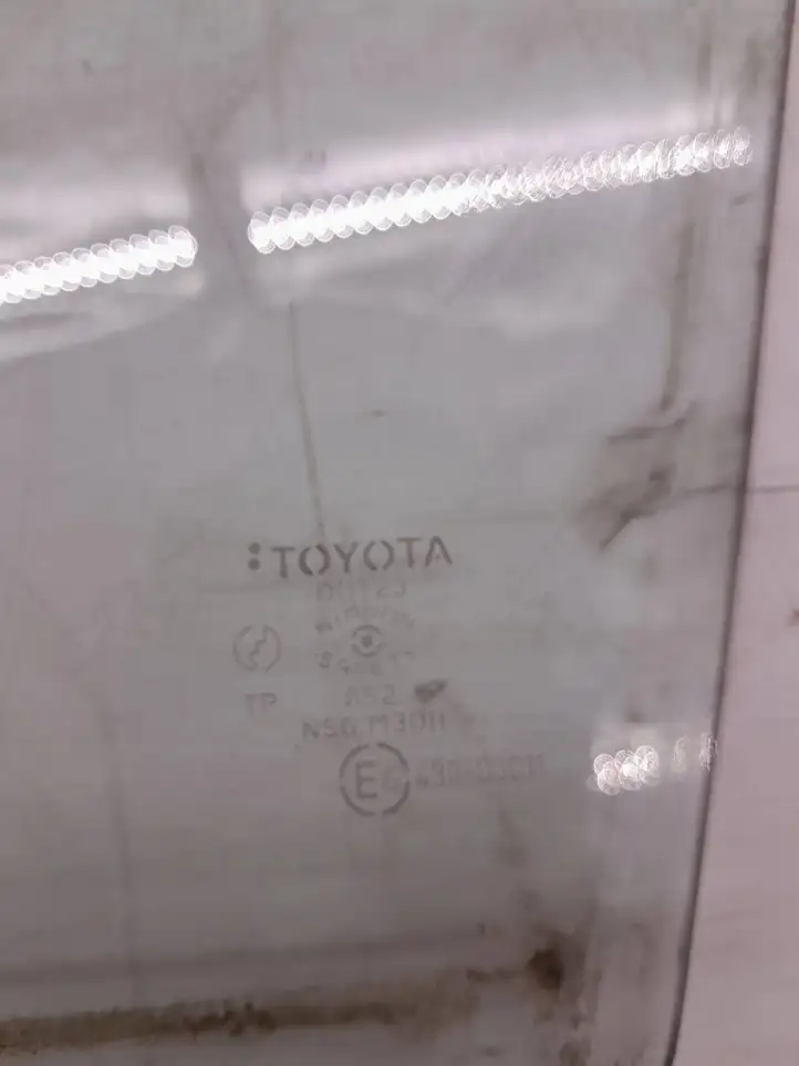 Toyota Corolla E120 E130 (2000 - 2004) 43R00011 Стекло передней двери — фото 3