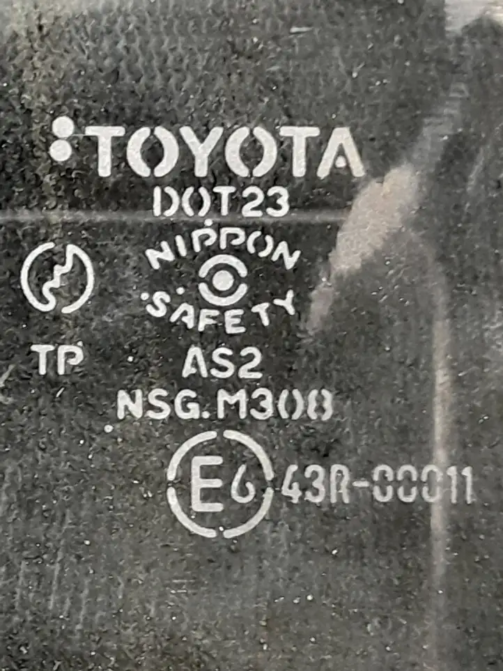 Toyota Corolla E120 E130 (2000 - 2004) 43R00011 Стекло передней двери — фото 3