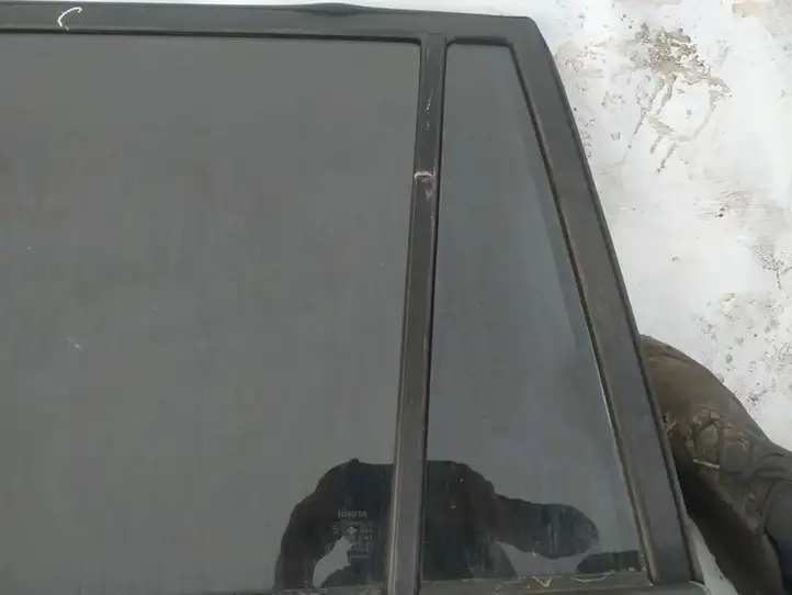 Toyota Land Cruiser (J100) (1998 - 2007) Форточка двери — фото 1