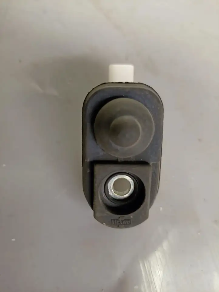 Suzuki Grand Vitara (2005 - 2008)   Датчик открывания задней двери (на крыле)