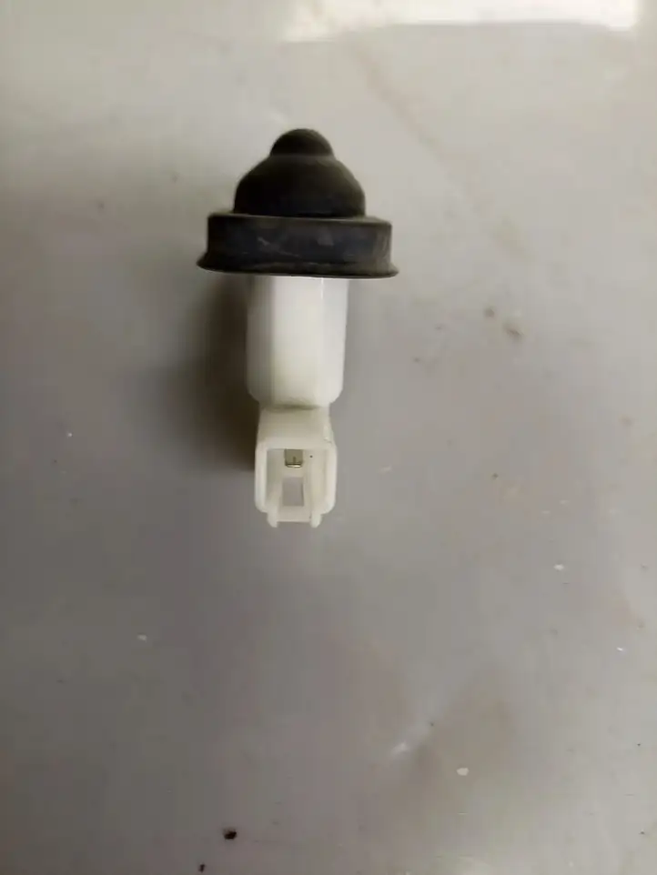 Suzuki Grand Vitara (2005 - 2008)   Датчик открывания задней двери (на крыле)