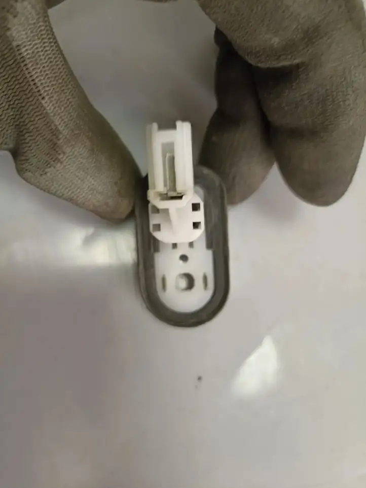 Suzuki Grand Vitara (2005 - 2008)   Датчик открывания задней двери (на крыле)