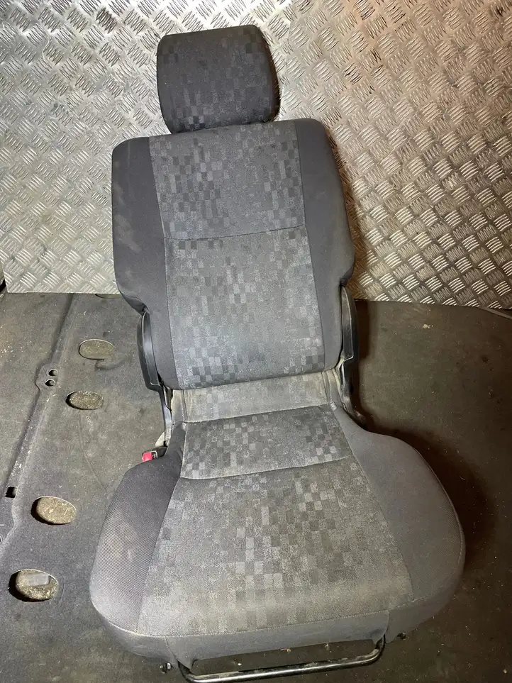 Toyota Avensis Verso (2001 - 2004) Второй ряд сидений — фото 3