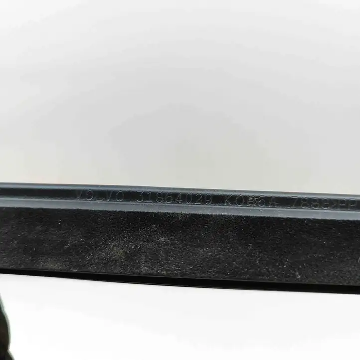 Volvo XC40 (2017 - ) 31864029 Накладка стекла задней двери — фото 3