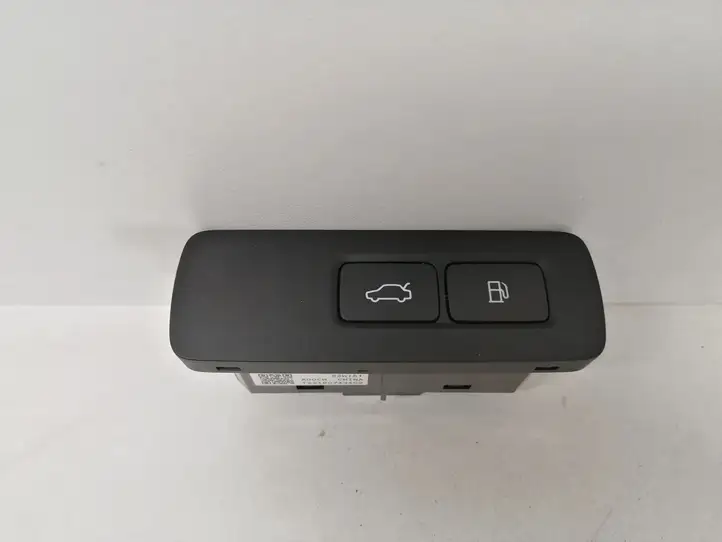 Volvo XC60 (2017 - ) 32350329 Включатель открытия топливного бака — фото 1