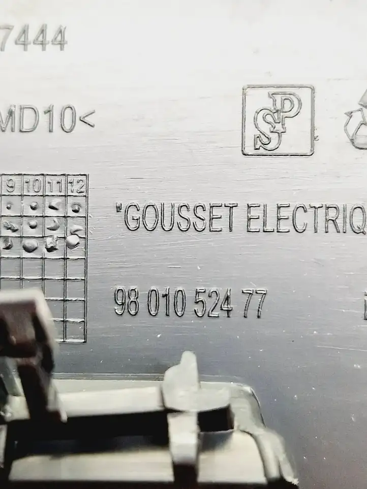 Peugeot 2008 I (2013 - 2019) 9801052477 Прочая отделка передней двери — фото 6
