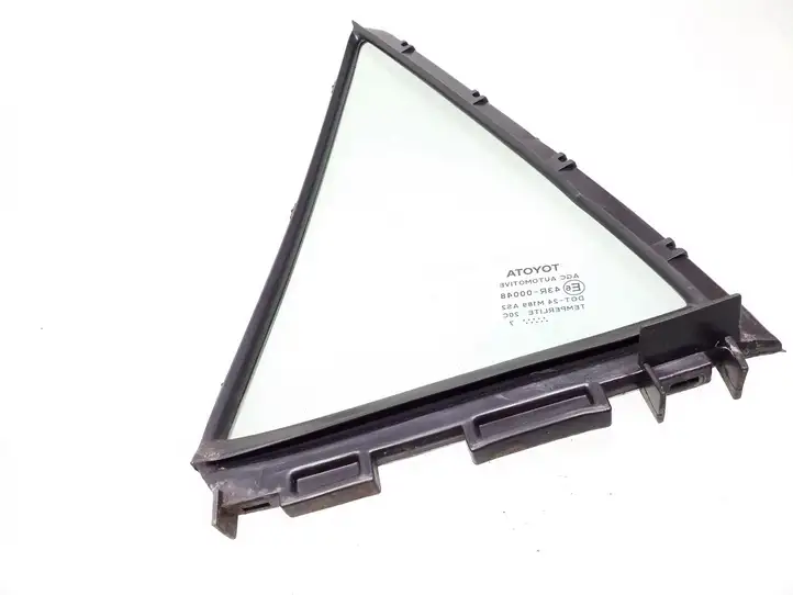 Toyota Auris 150 (2006 - 2012)  6818802090 Маленькое стекло 