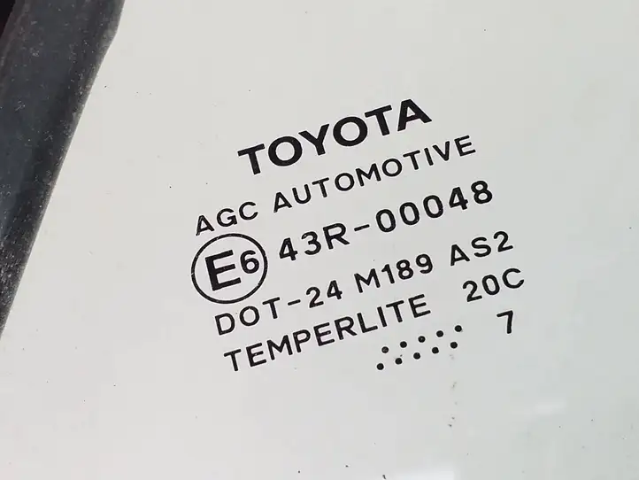 Toyota Auris 150 (2006 - 2012)  6818802090 Маленькое стекло 