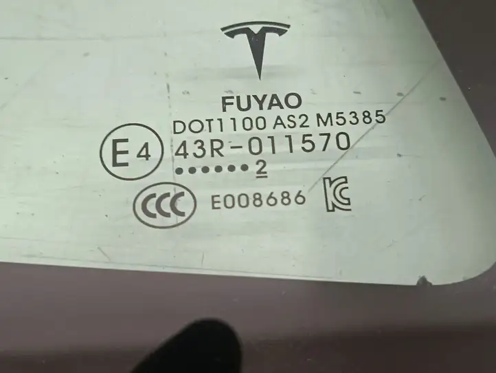 Tesla Model 3 (2017 - 2023) 43R011570 Заднее боковое стекло — фото 2