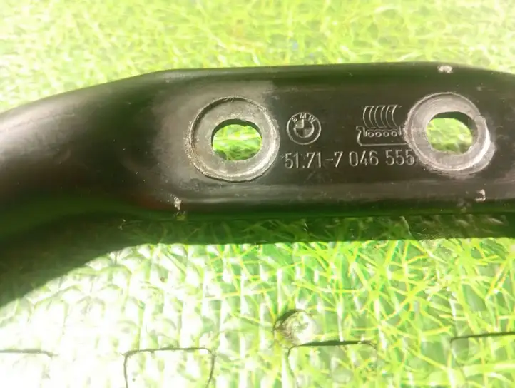 BMW M5 E60/E61 (2004 - 2010)  7046555 Другая деталь отсека двигателя