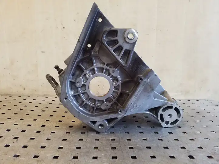 Opel Astra H (2004 - 2009) 55187918 Кронштейн топливного насоса — фото 4