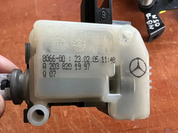 Mercedes-Benz A W169 (2004 - 2012) A2038201997 Замок крышки топливного бака — фото 2