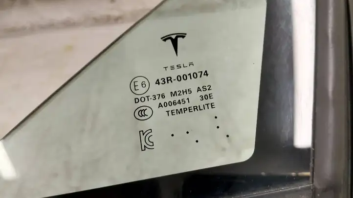 Tesla Model S (2016 - 2021) Форточка двери — фото 2