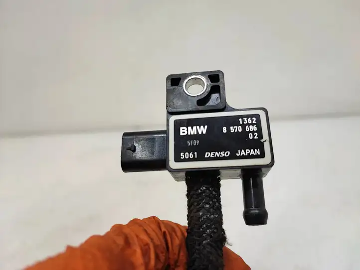 BMW 5 G30 G31 (2016 - ) 8570686 Датчик давления выхлопных газов — фото 4