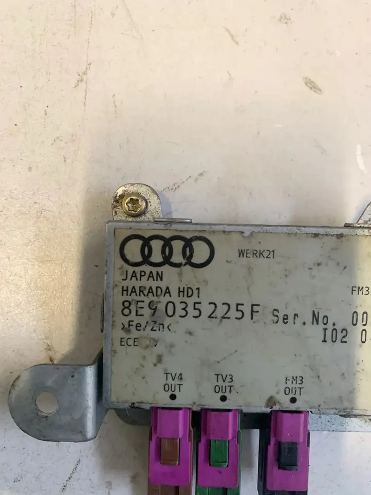 Audi A4 S4 B6 8E 8H (2000 - 2006) 8E9035225F Усилитель антенны — фото 3