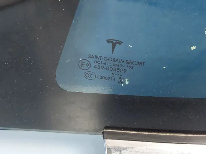 Tesla Model 3 (2017 - 2023) 108070300 Форточка двери — фото 2