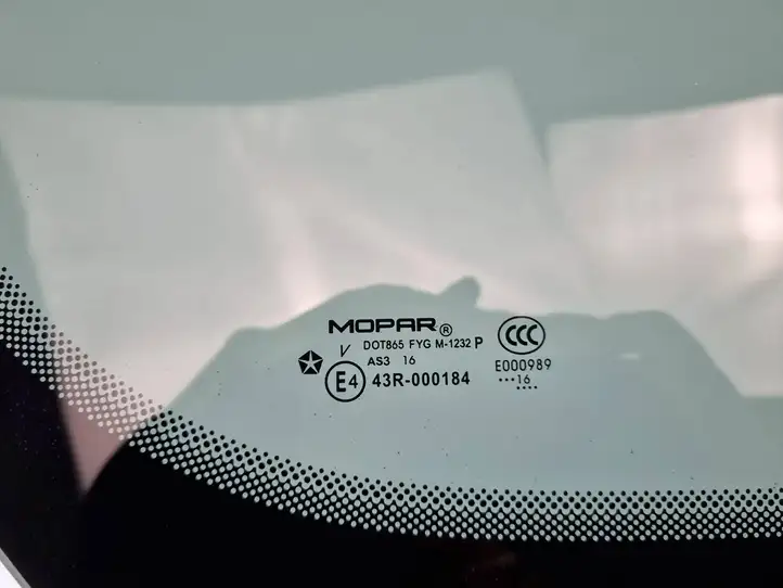 Chrysler Pacifica (2016 - ) P68238495AC Заднее боковое стекло — фото 5