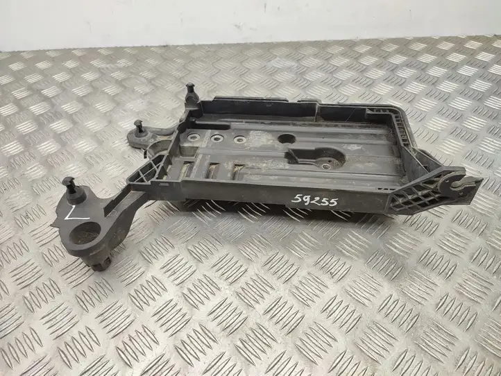 Volkswagen PASSAT B8 (2015 - ) 5Q0915321H Площадка аккумулятора — фото 2