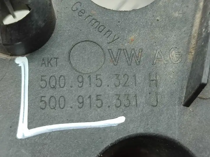 Volkswagen PASSAT B8 (2015 - ) 5Q0915321H Площадка аккумулятора — фото 3