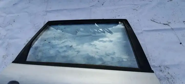 Toyota Avensis Verso (2004 - 2009) Стекло задней двери — фото 1