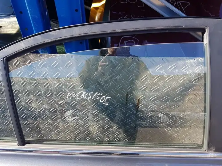 Toyota Avensis T250 (2003 - 2006) Стекло задней двери — фото 1