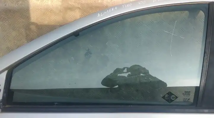 Nissan  (2000 - 2006)   Основное стекло передних дверей (четырехдверного автомобиля)