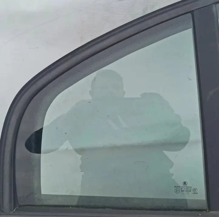 Skoda Superb B5 (3U) (2001 - 2008)  Juoda Маленькое стекло 