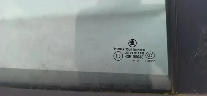 Skoda Superb B5 (3U) (2001 - 2008)  Juoda Маленькое стекло 