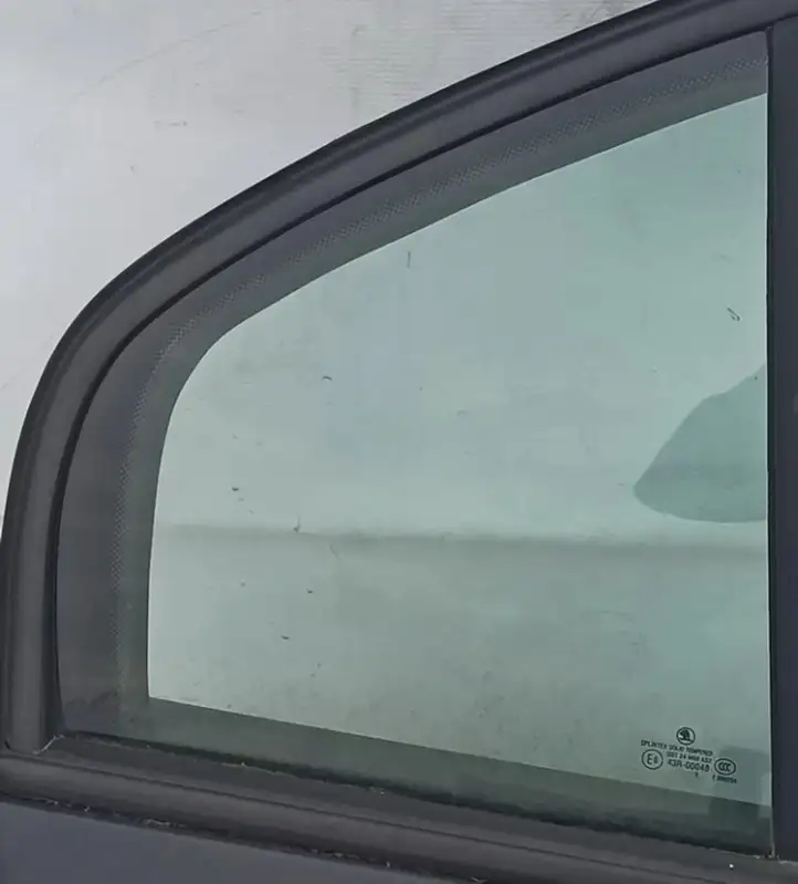 Skoda Superb B5 (3U) (2001 - 2008)  Juoda Маленькое стекло 