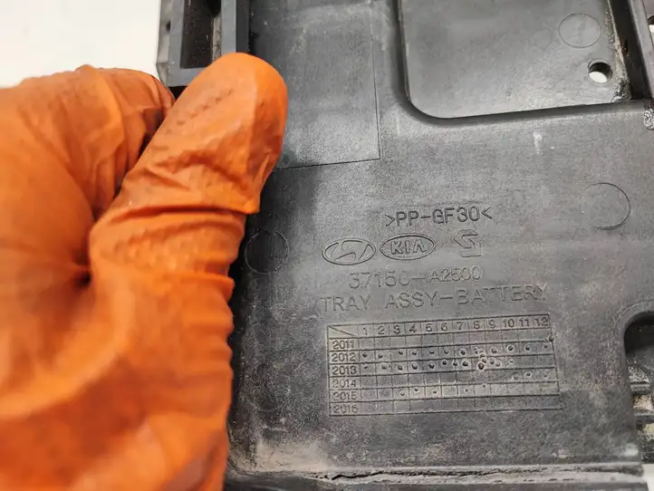Kia Ceed (2015 - 2018) 37150A2500 Площадка аккумулятора — фото 7