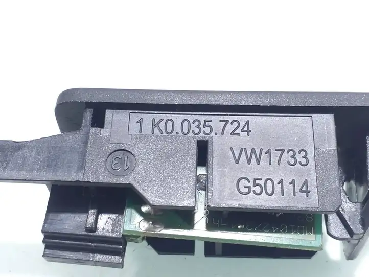 Volkswagen Touareg I (2002 - 2010)  1K0035724 Разъем AUX