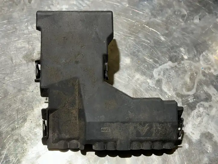 Citroen C4 (2011 - 2016) 9805493480 Крышка ящика аккумулятора — фото 1