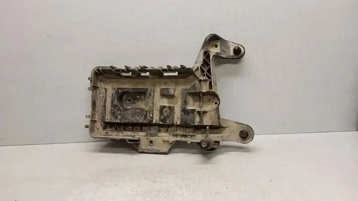 Volkswagen Caddy (2004 - 2010) 1K0915333H Площадка аккумулятора — фото 2