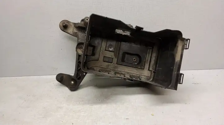 Volkswagen PASSAT B6 (2005 - 2010) 1K0915335C Крышка ящика аккумулятора — фото 3