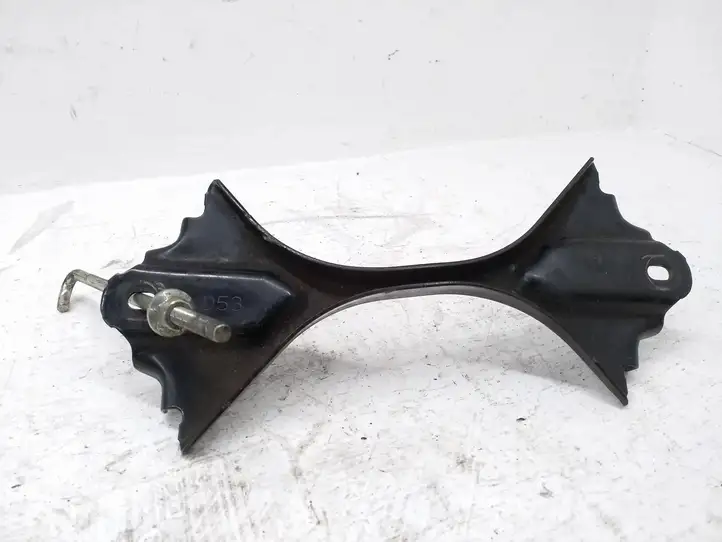 Mazda 3. (2013 - 2017)   Держатель аккумулятора