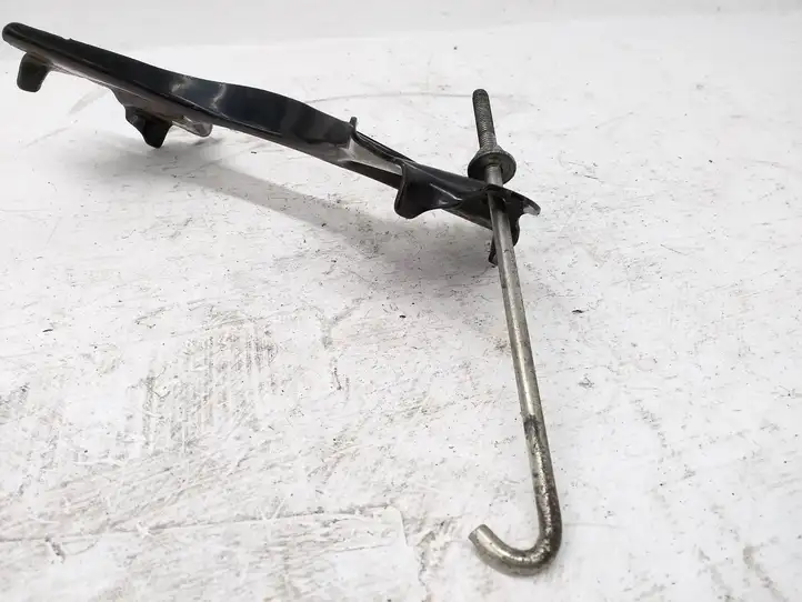 Mazda 3. (2013 - 2017)   Держатель аккумулятора