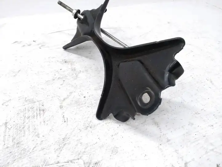 Mazda 3. (2013 - 2017)   Держатель аккумулятора