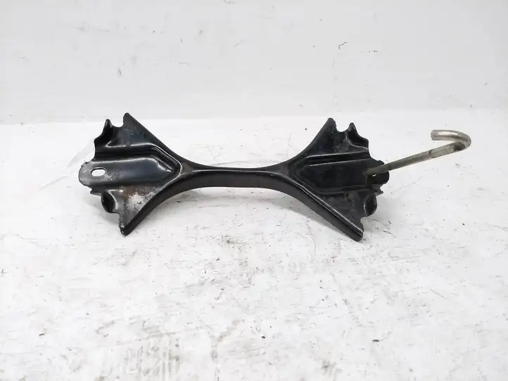 Mazda 3. (2013 - 2017)   Держатель аккумулятора