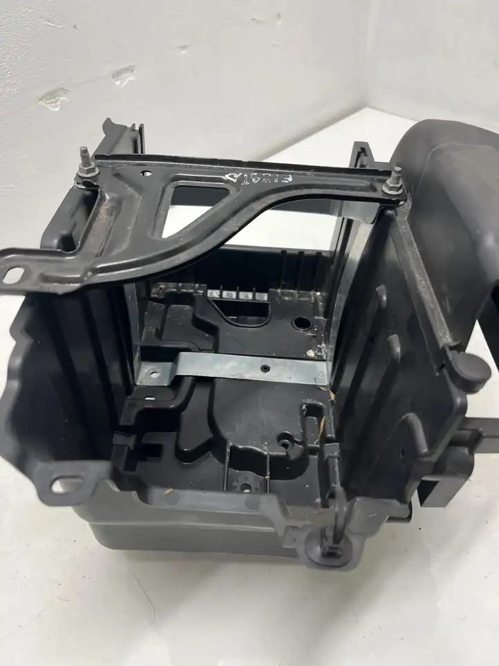 Ford Fiesta (2017 - ) H1BB10723AC Ящик аккумулятора — фото 4